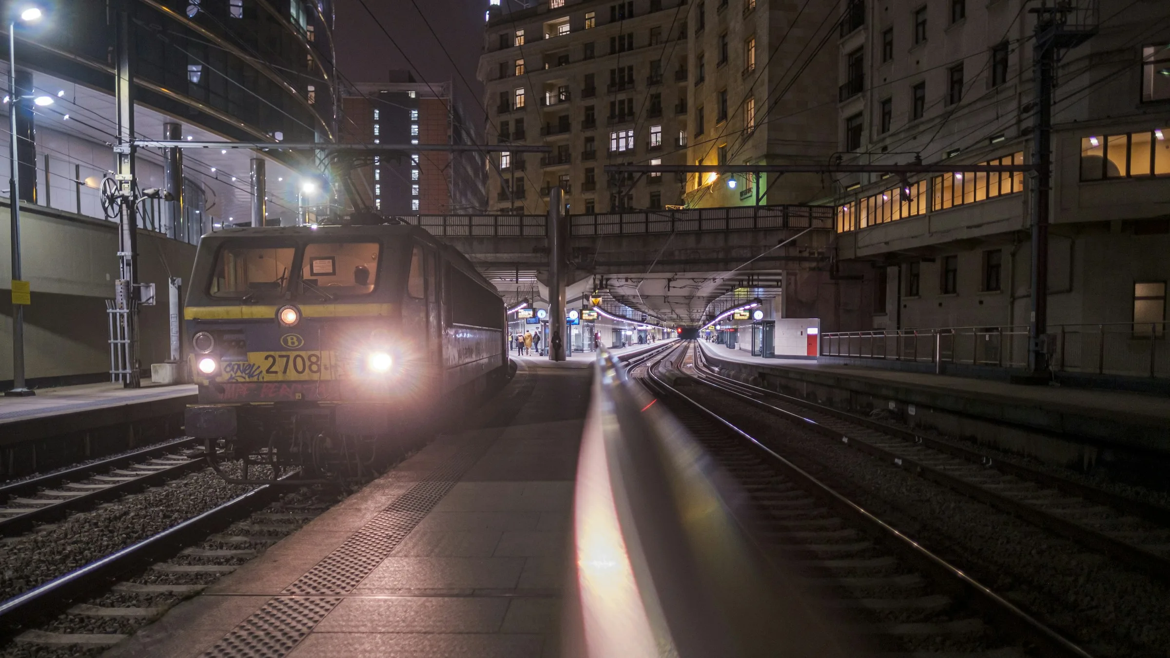 Reisende an einem europäischen Bahnhof, Symbol für Nachtzug-Renaissance und neue Mobilitätstrends