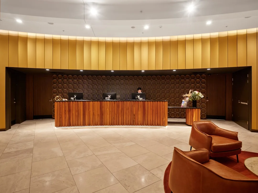 Elegante Hotel-Rezeption mit modernem Holztresen und Concierge-Service