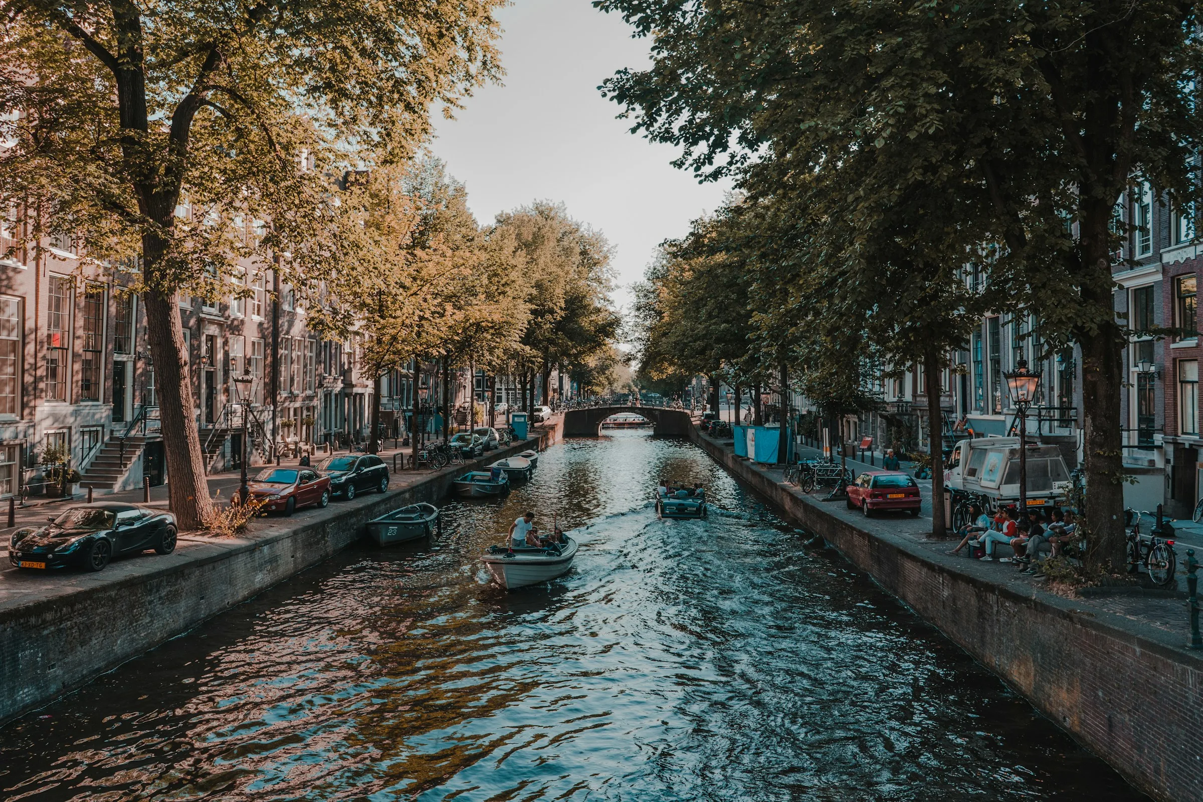 Amsterdamer Grachten mit historischen Giebelhäusern und Brücken im Morgenlicht