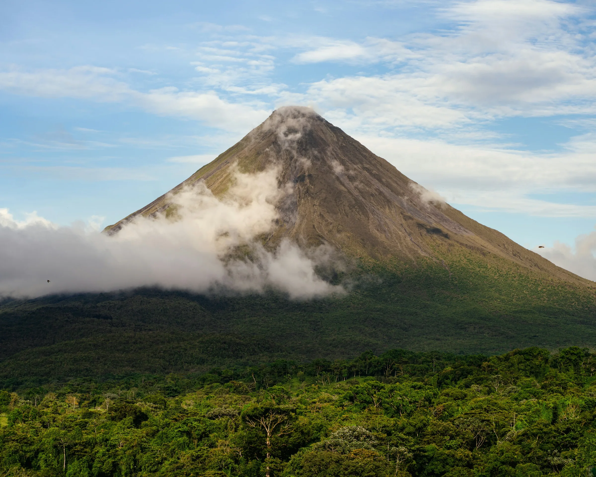 Arenal-Vulkan über tropischem Regenwald in Costa Rica