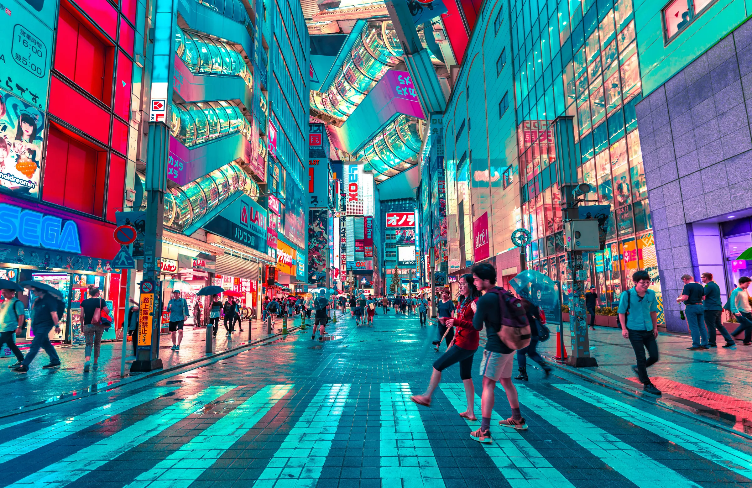 Neonbeleuchtete Einkaufsstraße im Elektronikviertel Akihabara in Tokio