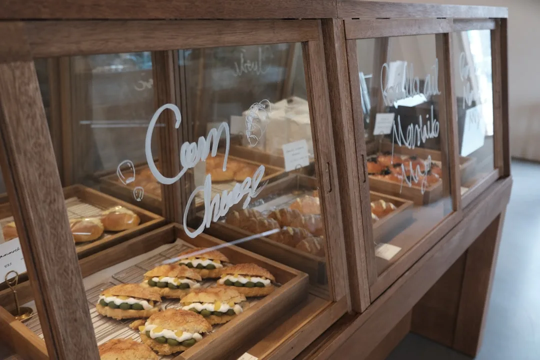 Holzfront-Bäckereivitrine mit frischen Croissants und Gebäck