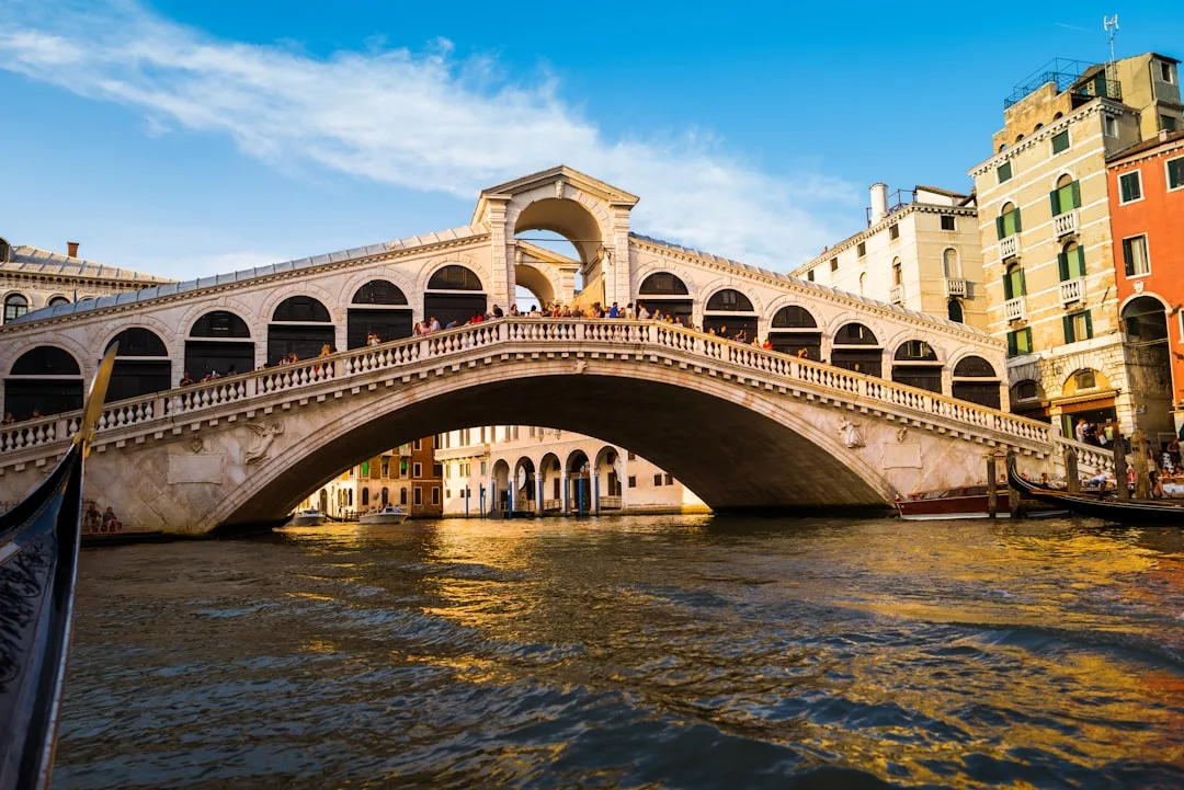 Rialtobrücke über den Canal Grande in Venedig