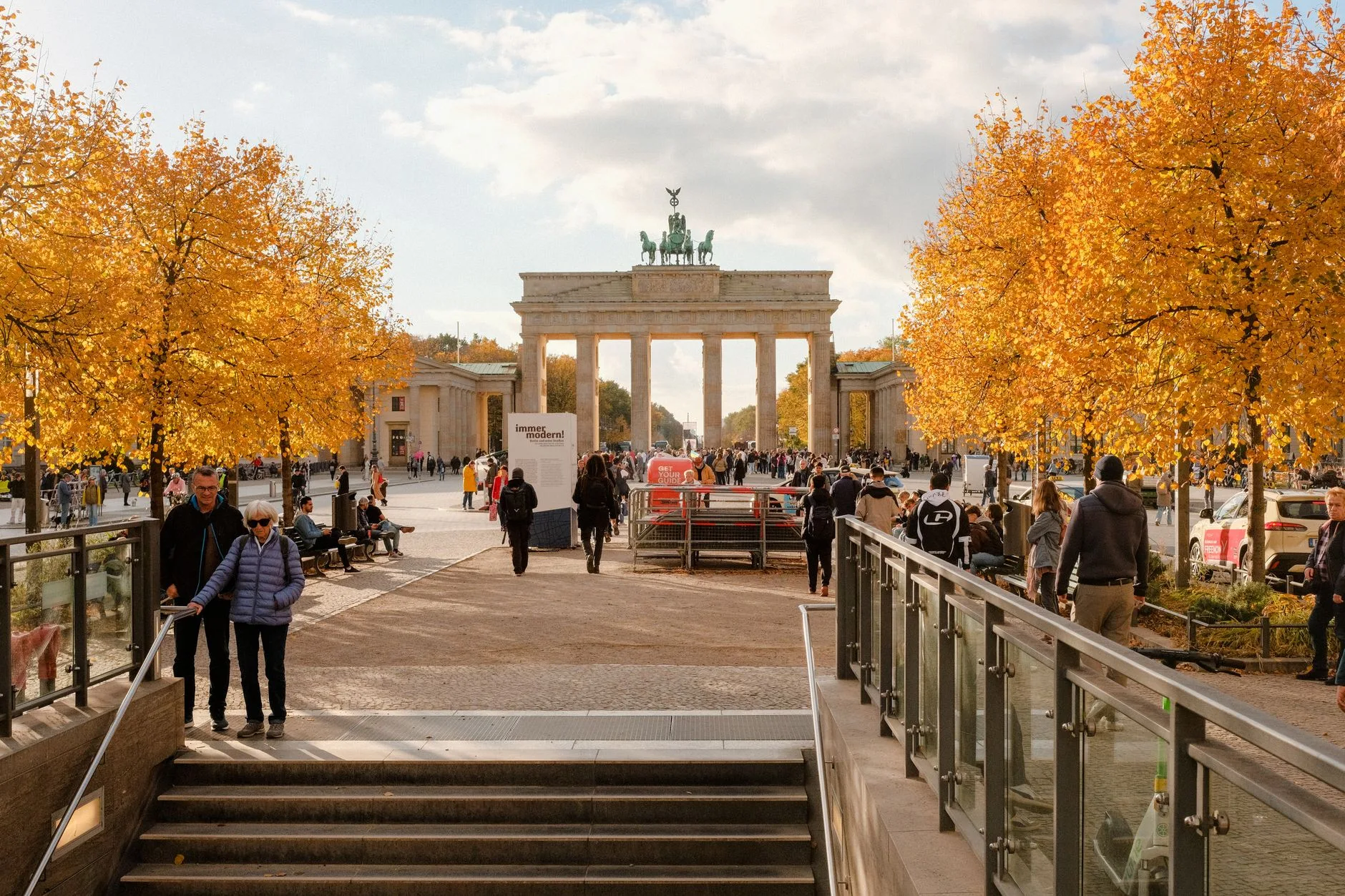Brandenburger Tor in Berlin umgeben von goldenen Herbstbäumen im warmen Herbstlicht