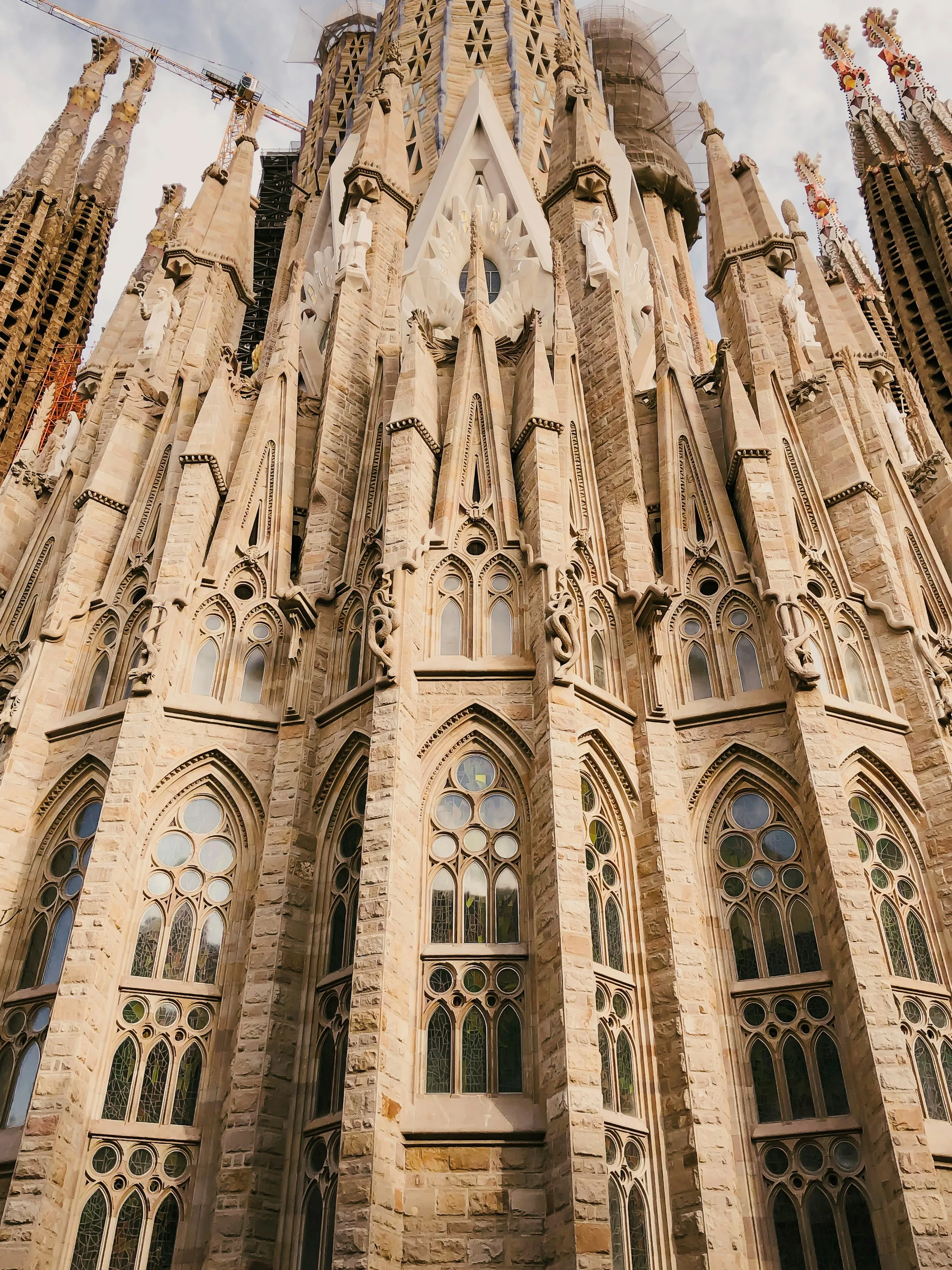 Sagrada Família in Barcelona – Außenfassade mit den charakteristischen Türmen im Tageslicht